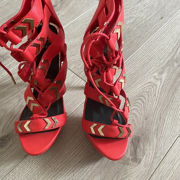 Red high heels - Picture 2 of 5